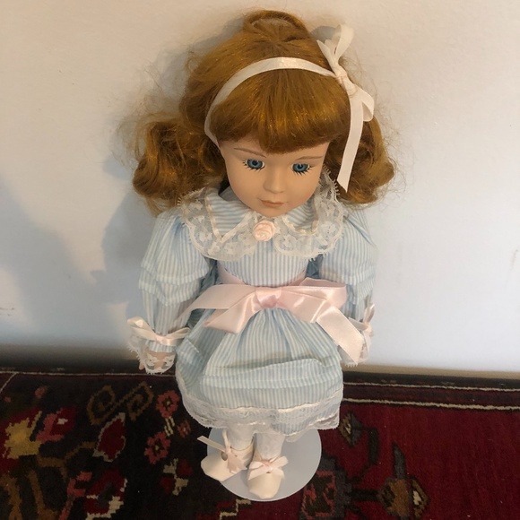 Porcelain Doll - including stand - Picture 5 of 8